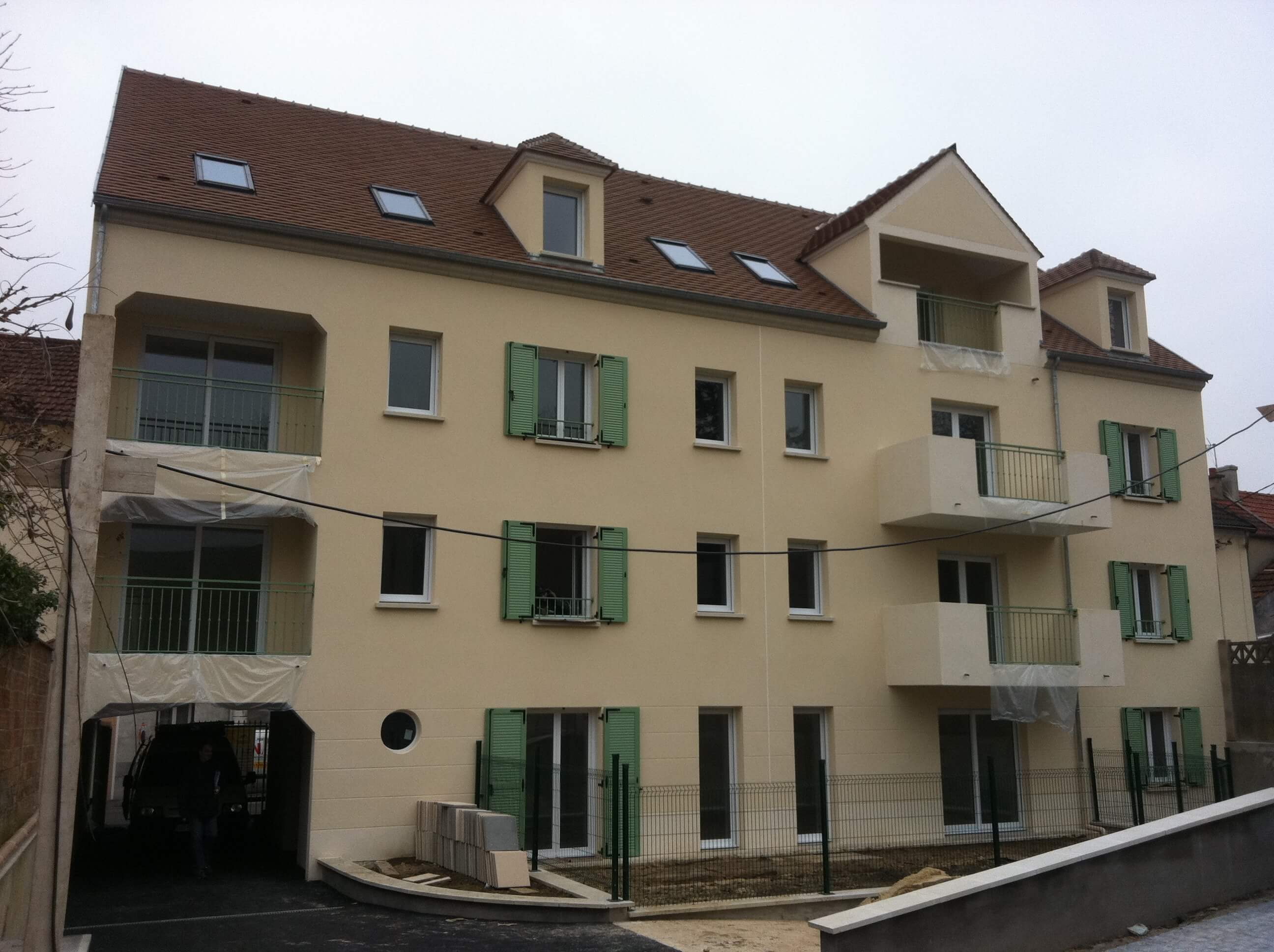 Immeuble d'habitations et 2 maisons individuelles