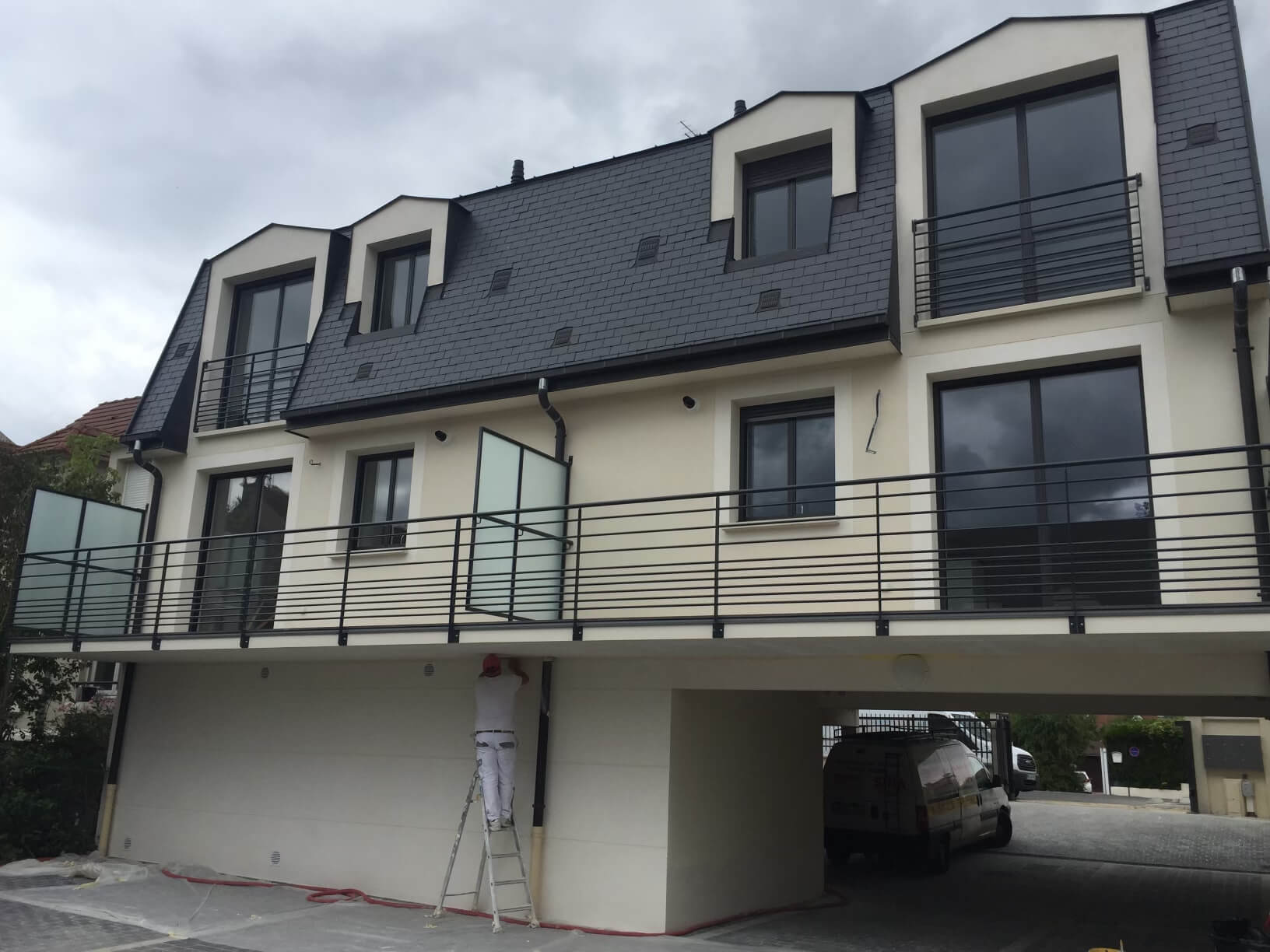 Immeuble d'habitations et 2 maisons individuelles